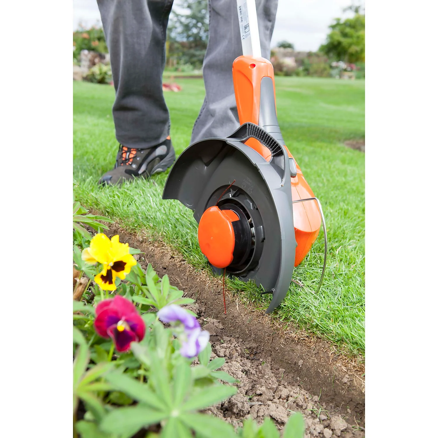 Flymo Contour Electric Grass Trimmer - 25cm 7 Flymo Contour Electric Grass Trimmer - 25cm - Image 7