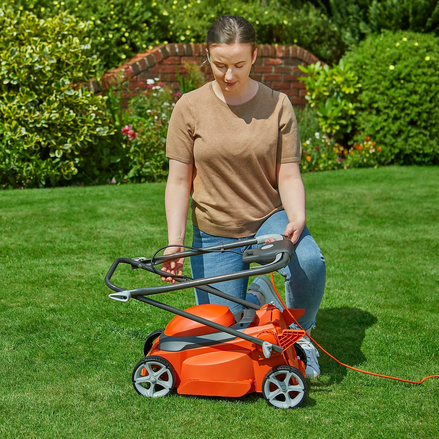 Flymo 1200W EasiStore 300R Electric Lawn Mower - 30cm 5 Flymo 1200W EasiStore 300R Electric Lawn Mower - 30cm - Image 5